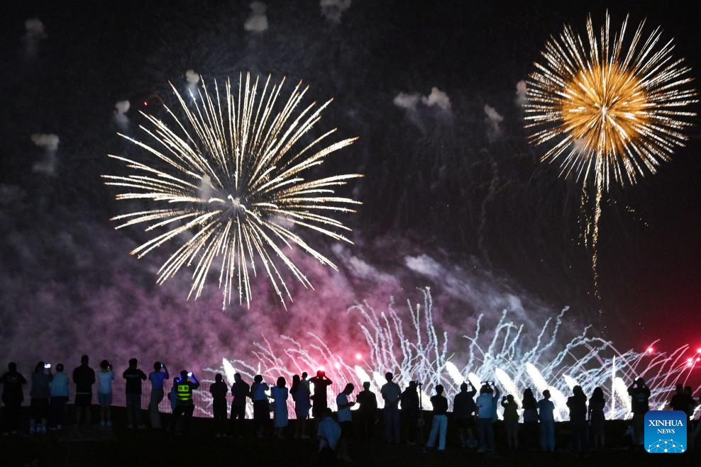 People enjoy summer vacation across China