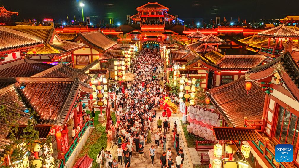 People enjoy summer vacation across China