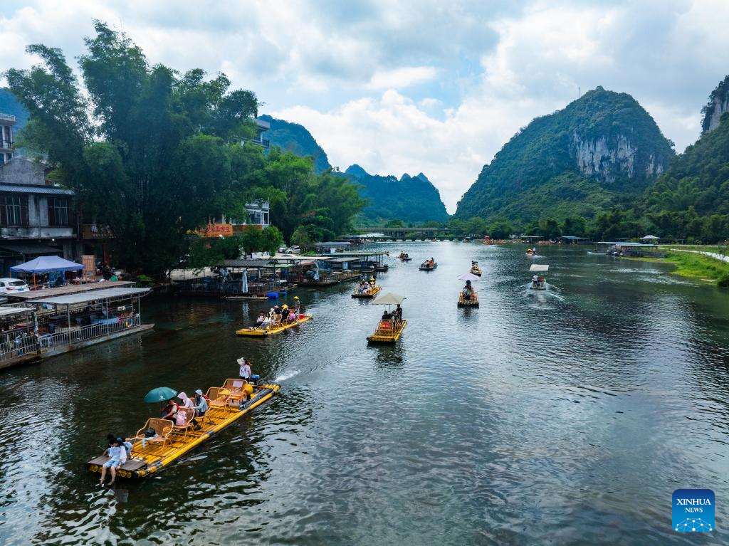 People enjoy summer vacation across China
