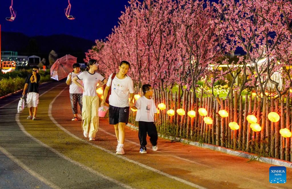 People enjoy summer vacation across China