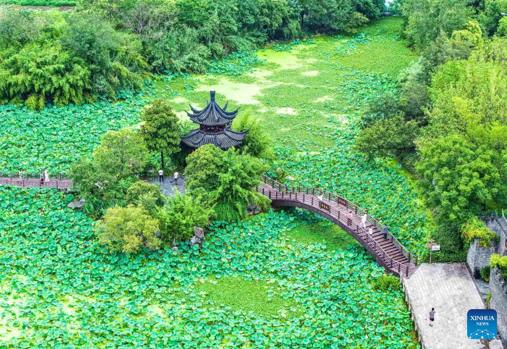 People enjoy summer vacation across China
