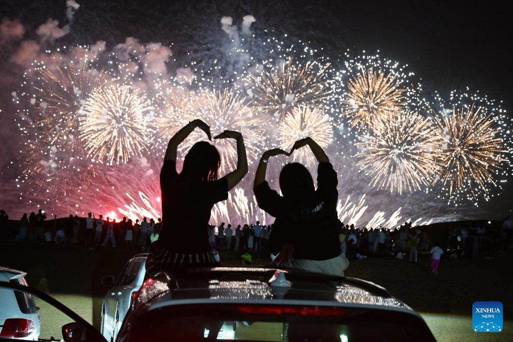 People enjoy summer vacation across China