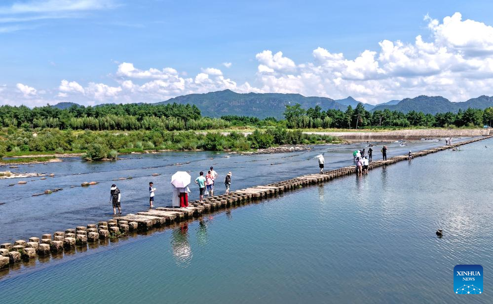 People enjoy summer vacation across China