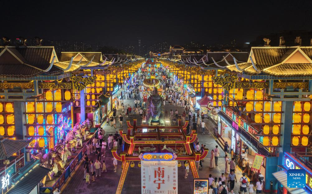 People enjoy summer vacation across China