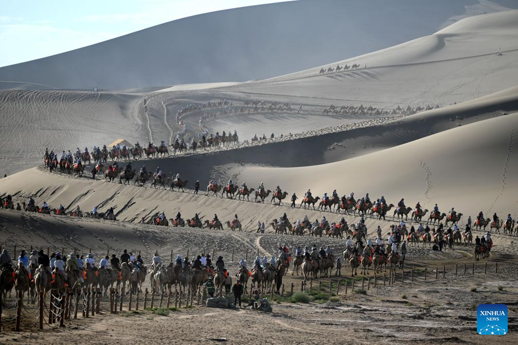People enjoy summer vacation across China