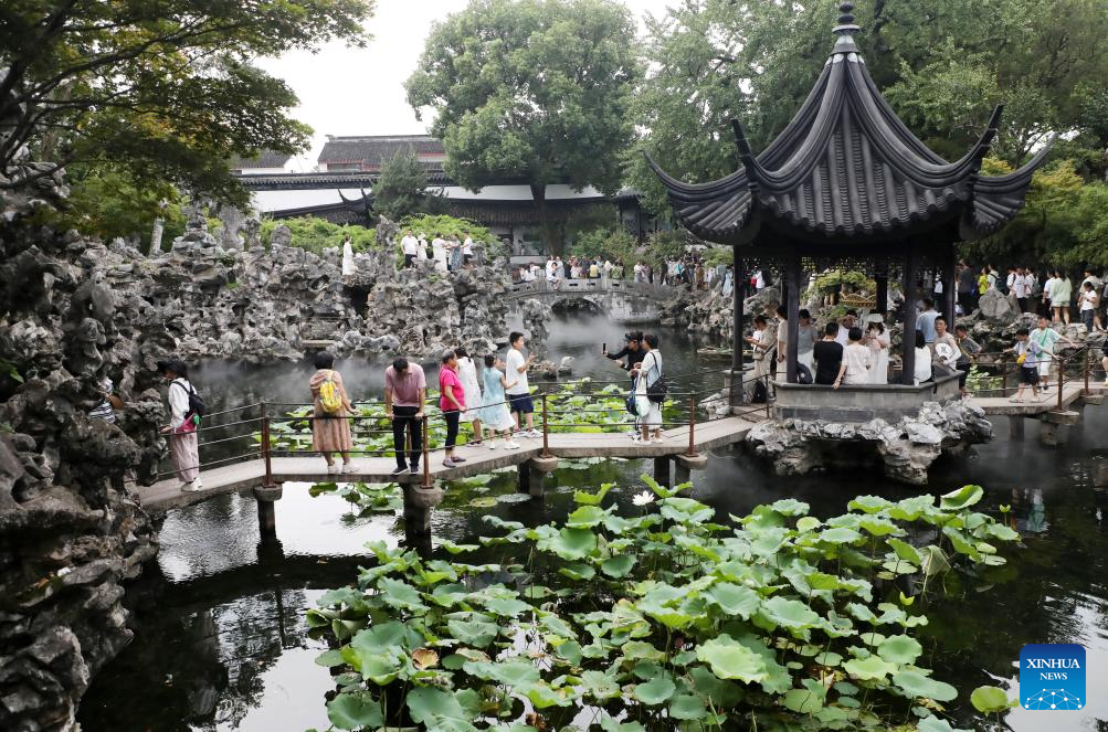 People enjoy summer vacation across China