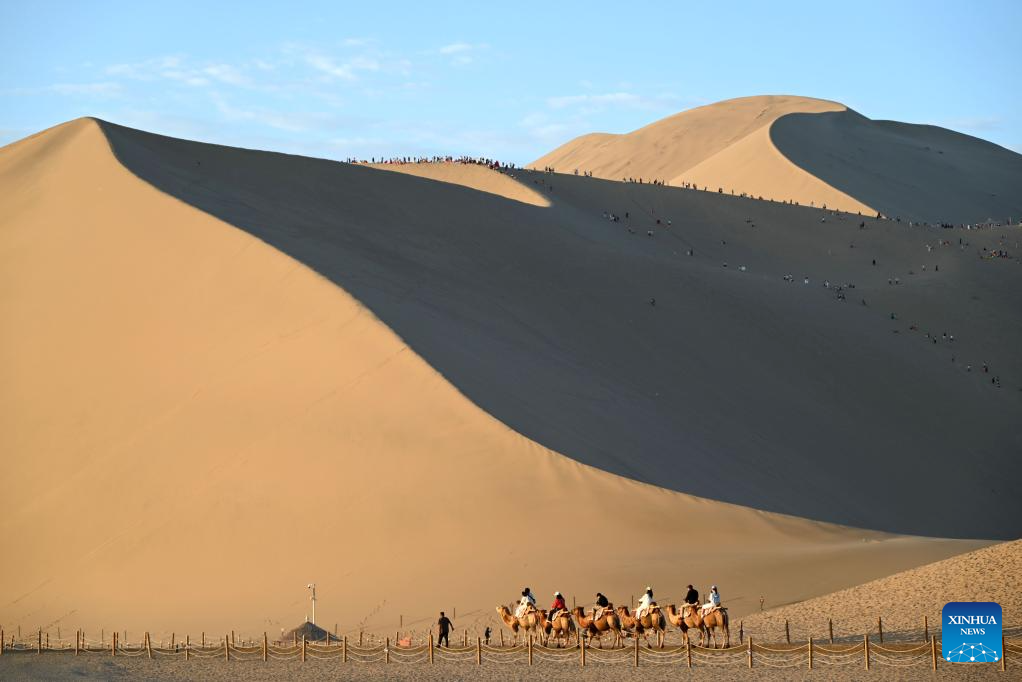 People enjoy summer vacation across China