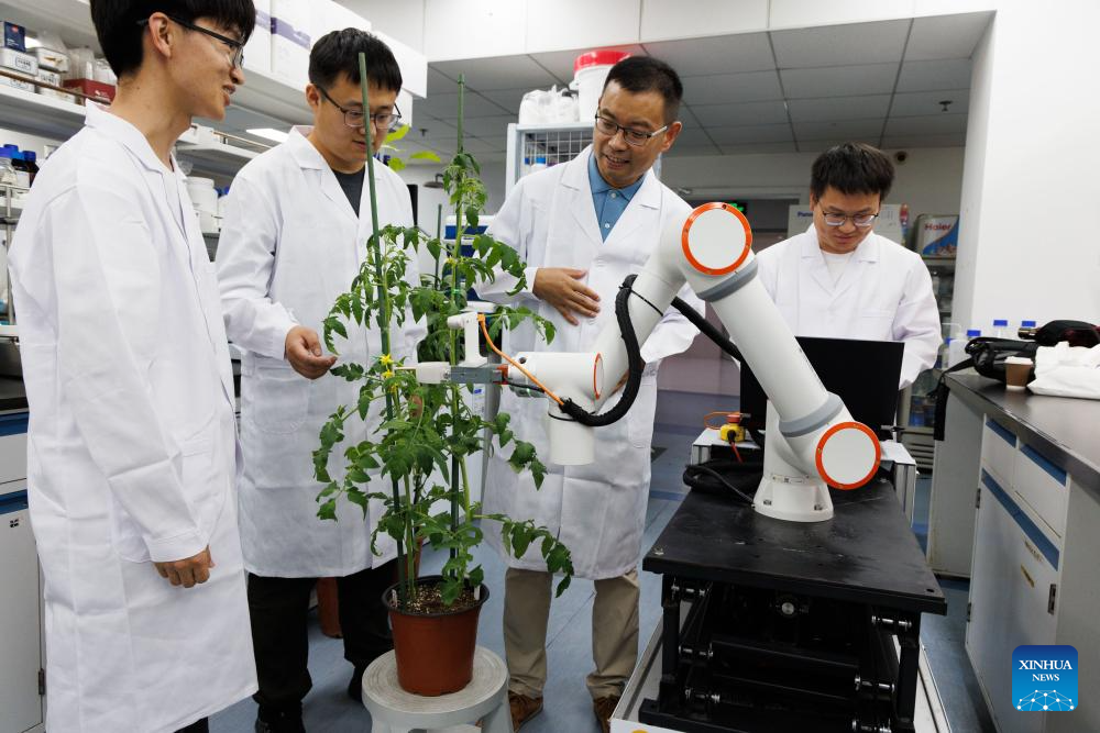 Chinese scientists develop world's first full-process intelligent breeding robot