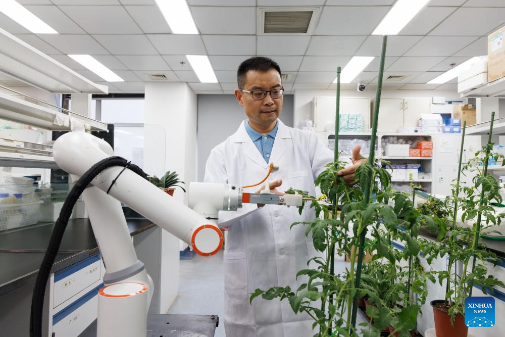 Chinese scientists develop world's first full-process intelligent breeding robot