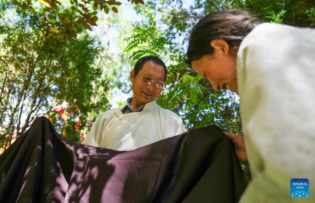 Pic story: inheritor of Tibetan clothing making technique in Lhasa, China's Xizang
