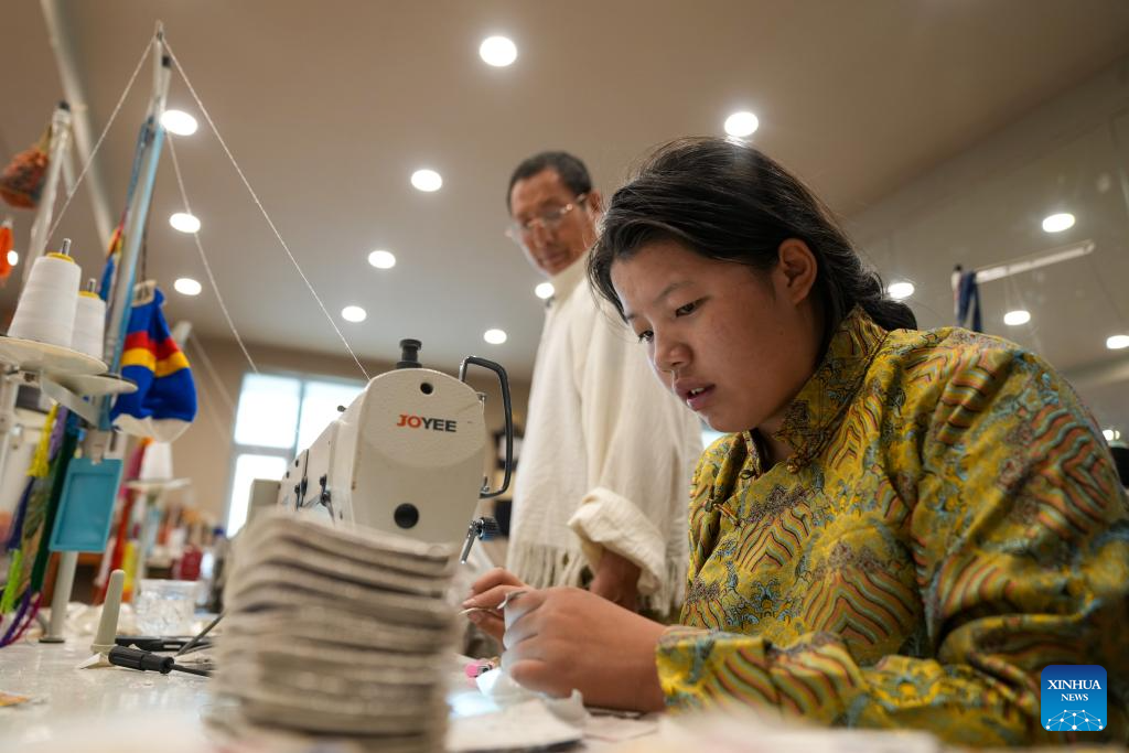 Pic story: inheritor of Tibetan clothing making technique in Lhasa, China's Xizang