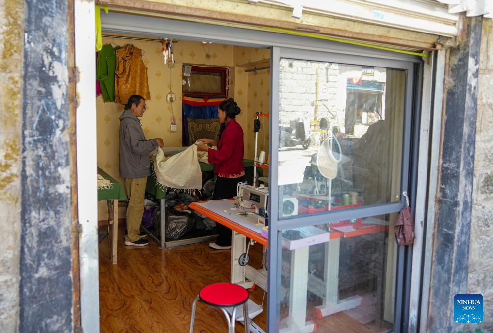 Pic story: inheritor of Tibetan clothing making technique in Lhasa, China's Xizang