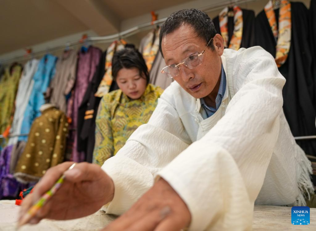 Pic story: inheritor of Tibetan clothing making technique in Lhasa, China's Xizang