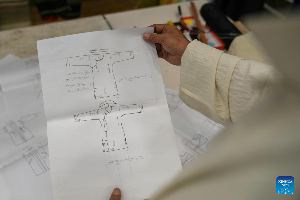 Pic story: inheritor of Tibetan clothing making technique in Lhasa, China's Xizang