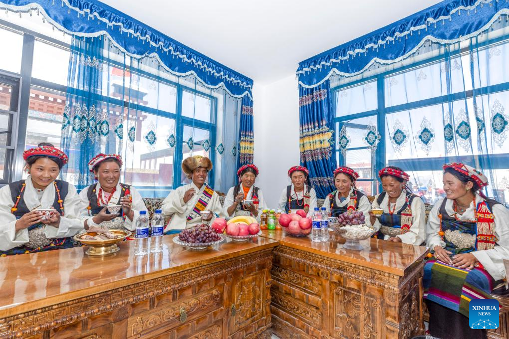 First batch of quake-affected residents move into new homes in Xizang