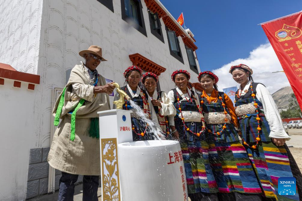 First batch of quake-affected residents move into new homes in Xizang