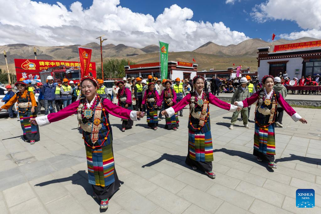 First batch of quake-affected residents move into new homes in Xizang