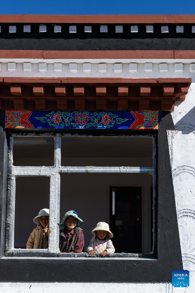 First batch of quake-affected residents move into new homes in Xizang