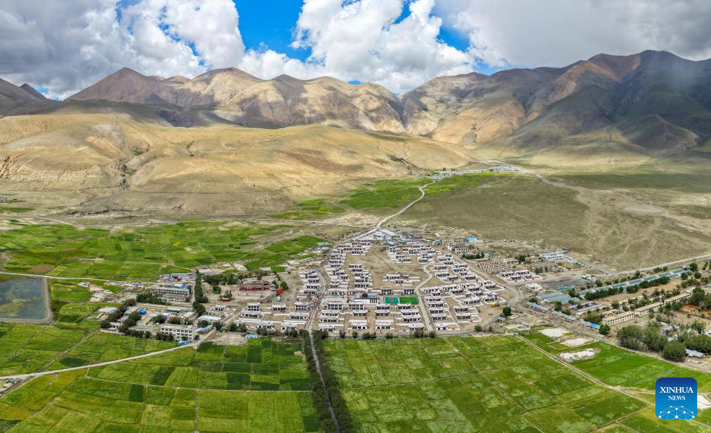 First batch of quake-affected residents move into new homes in Xizang