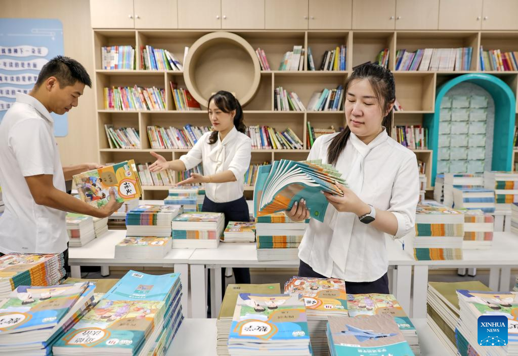 Schools, bookstores across China prepare textbooks for upcoming new semester