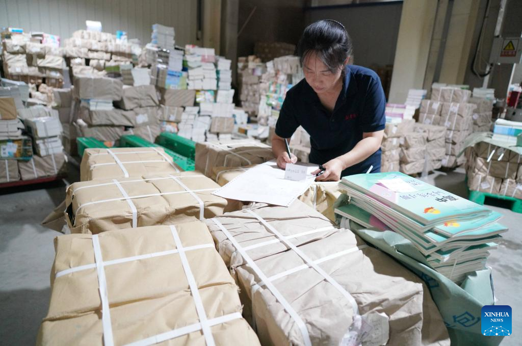 Schools, bookstores across China prepare textbooks for upcoming new semester