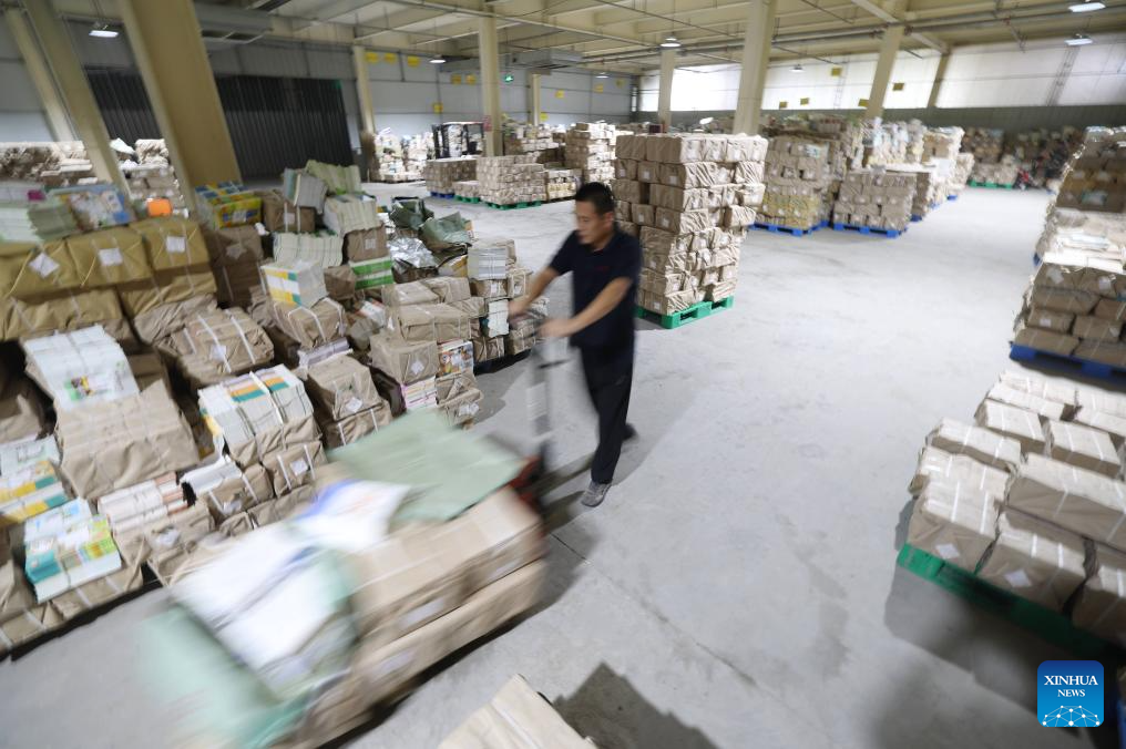 Schools, bookstores across China prepare textbooks for upcoming new semester
