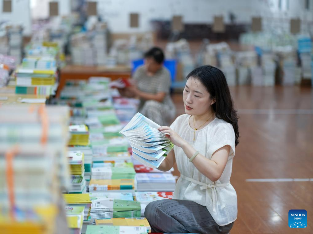 Schools, bookstores across China prepare textbooks for upcoming new semester