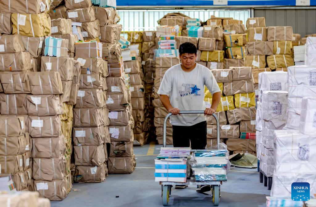 Schools, bookstores across China prepare textbooks for upcoming new semester