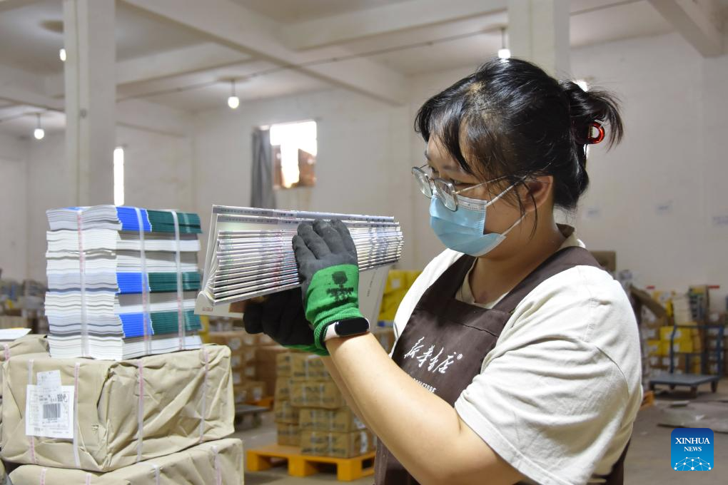 Schools, bookstores across China prepare textbooks for upcoming new semester