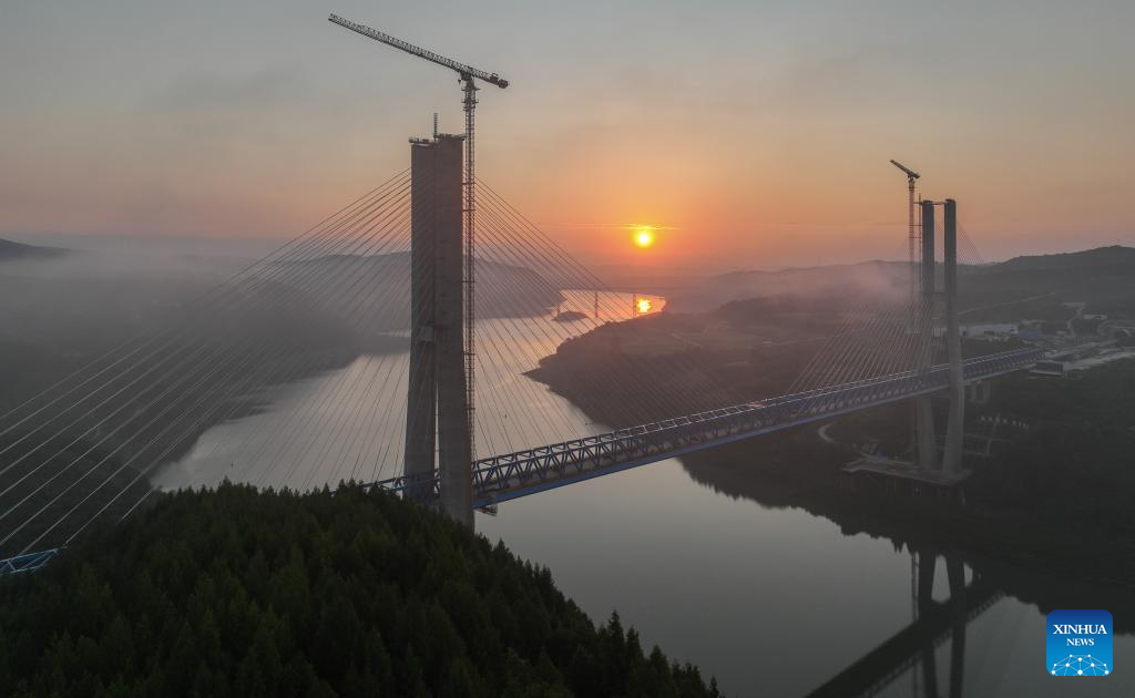 Hanjiang River bridge of Xi'an-Shiyan high-speed railway sees installation of steel-truss girders finished