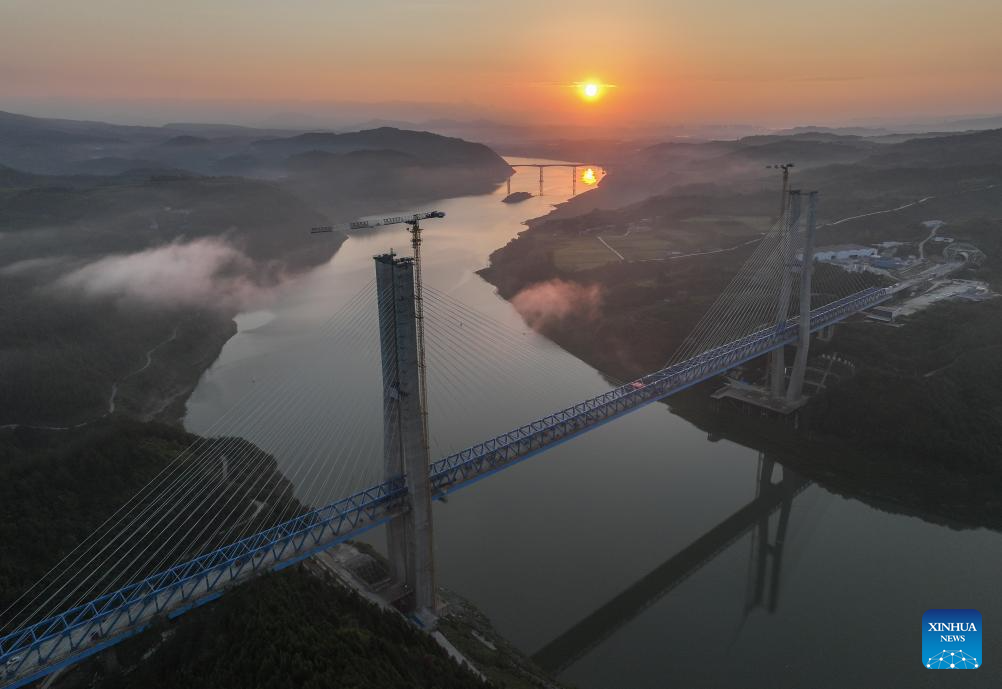 Hanjiang River bridge of Xi'an-Shiyan high-speed railway sees installation of steel-truss girders finished