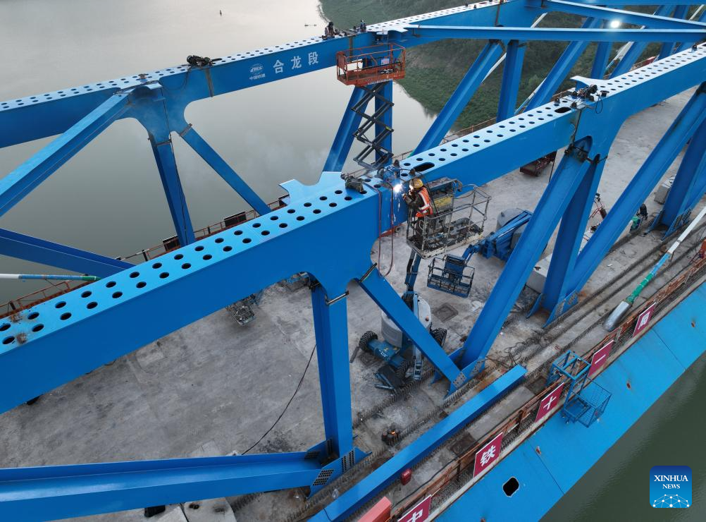 Hanjiang River bridge of Xi'an-Shiyan high-speed railway sees installation of steel-truss girders finished