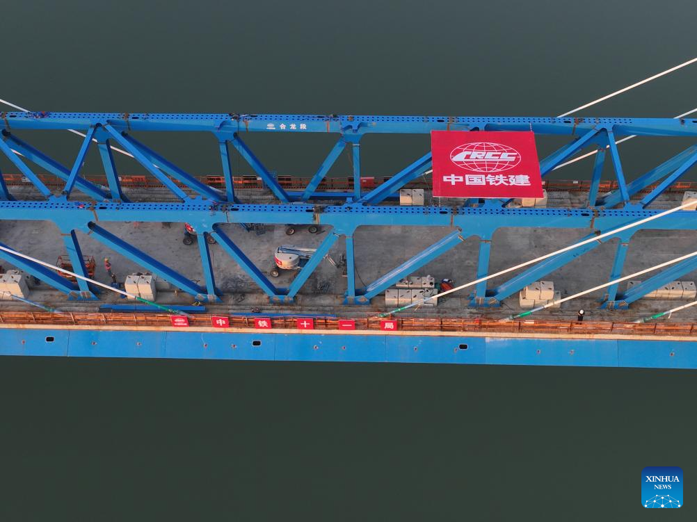 Hanjiang River bridge of Xi'an-Shiyan high-speed railway sees installation of steel-truss girders finished