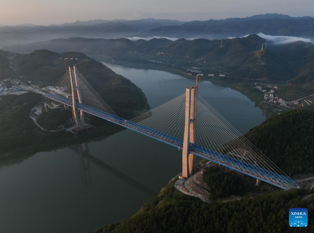 Hanjiang River bridge of Xi'an-Shiyan high-speed railway sees installation of steel-truss girders finished