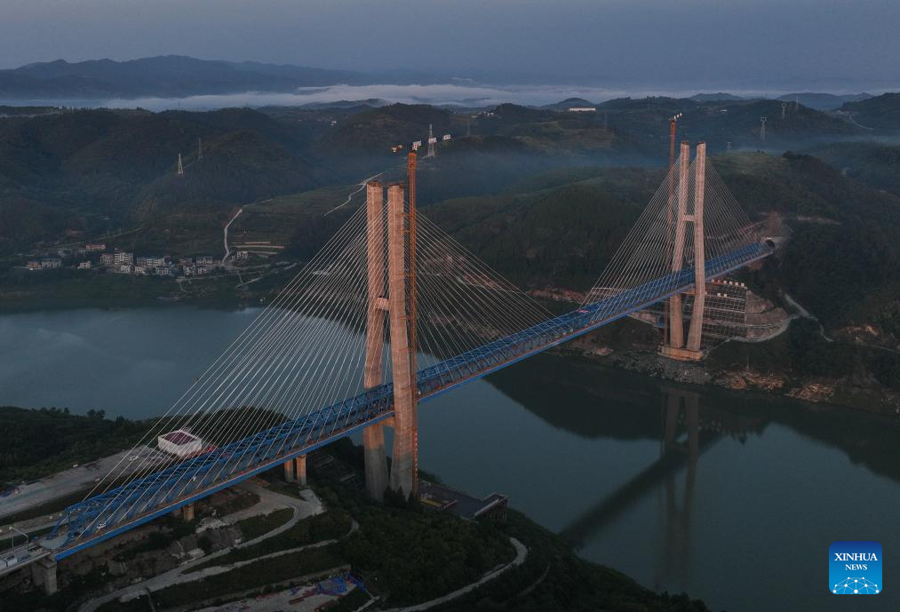 Hanjiang River bridge of Xi'an-Shiyan high-speed railway sees installation of steel-truss girders finished