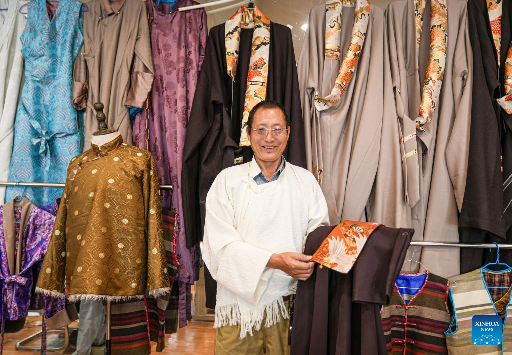 Pic story: inheritor of Lhasa costume making technique in China's Xizang