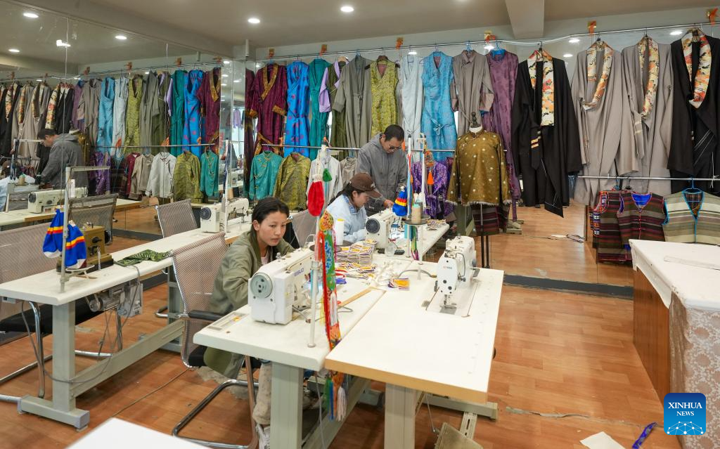 Pic story: inheritor of Lhasa costume making technique in China's Xizang