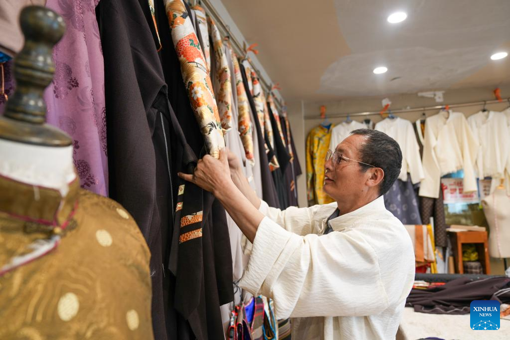 Pic story: inheritor of Lhasa costume making technique in China's Xizang
