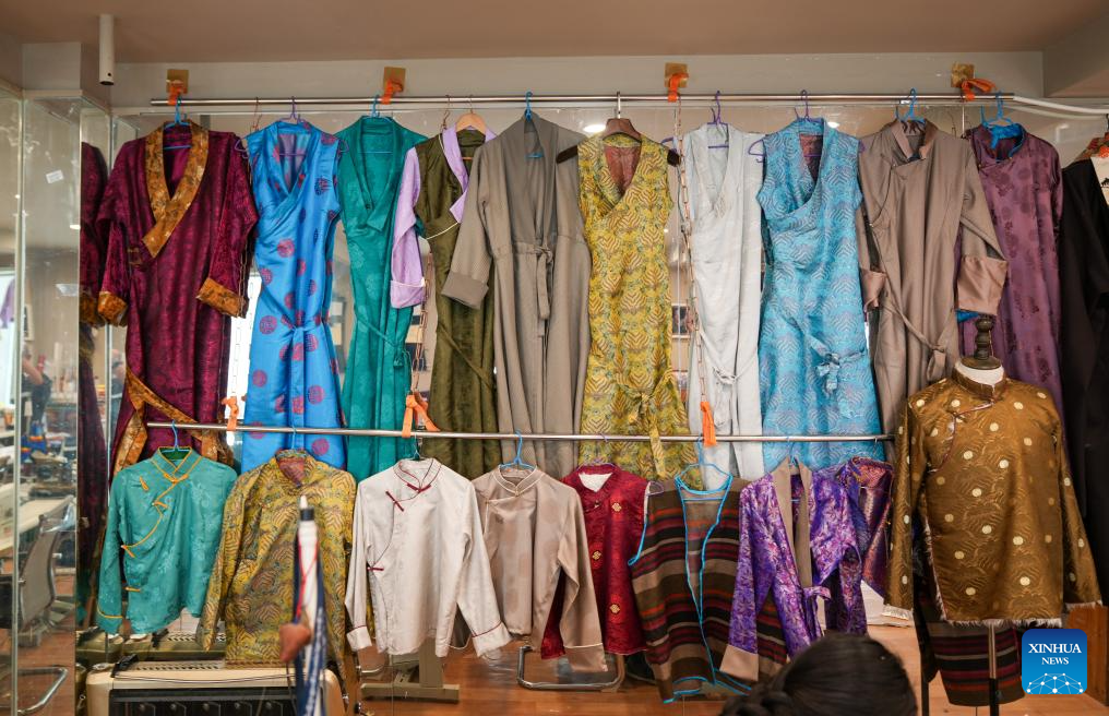 Pic story: inheritor of Lhasa costume making technique in China's Xizang