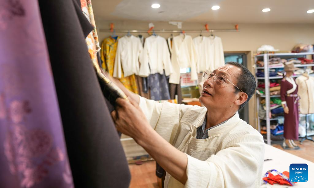 Pic story: inheritor of Lhasa costume making technique in China's Xizang