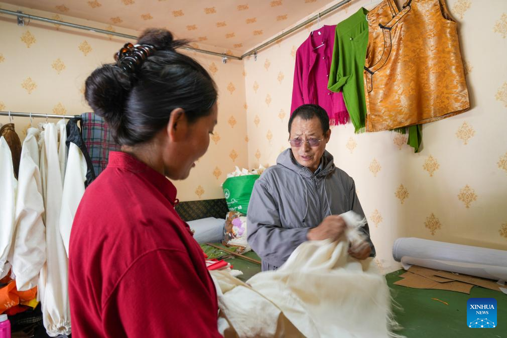 Pic story: inheritor of Lhasa costume making technique in China's Xizang