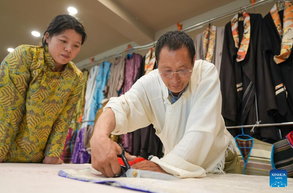 Pic story: inheritor of Lhasa costume making technique in China's Xizang