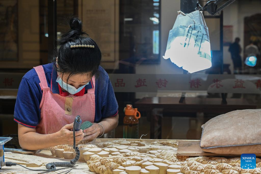 Xianyou County in SE China's Fujian promotes urpgrading of traditional art and crafts industry
