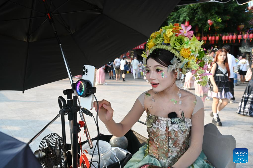 Xunpu flowery headwears drive tourism boom in Fujian's village