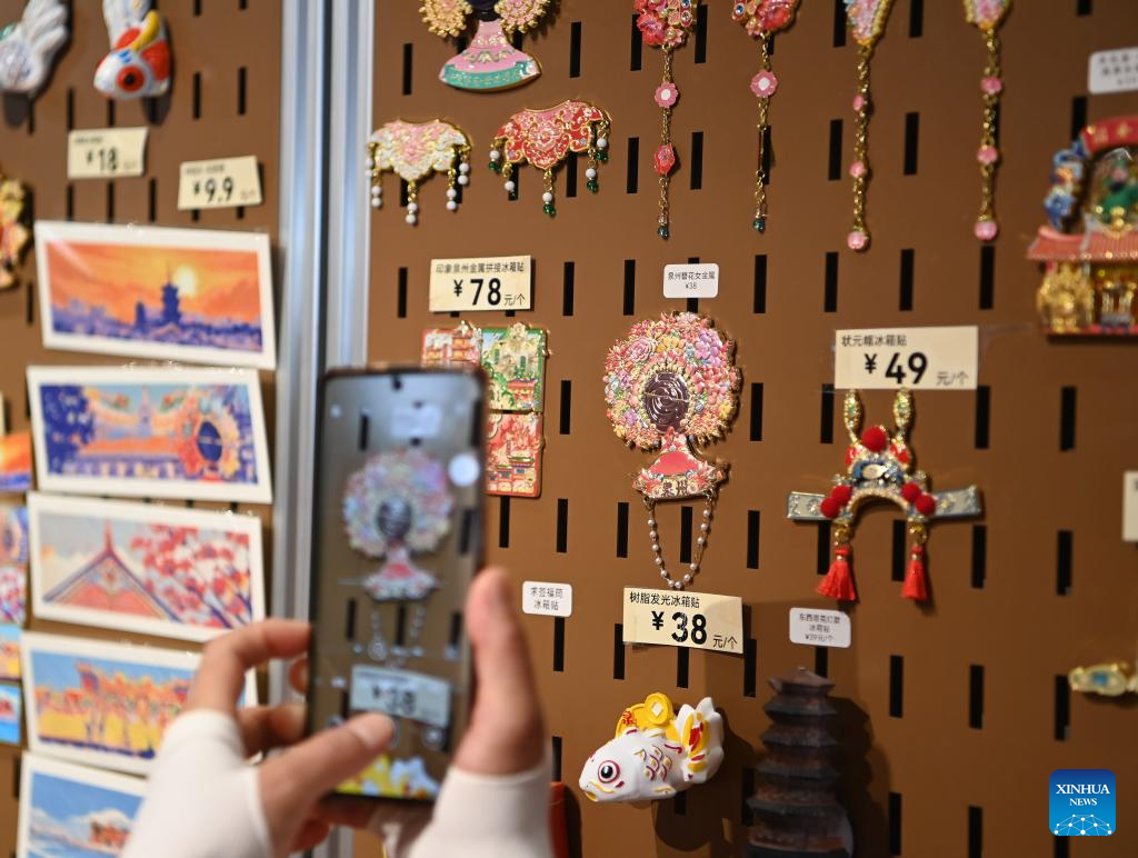 Xunpu flowery headwears drive tourism boom in Fujian's village
