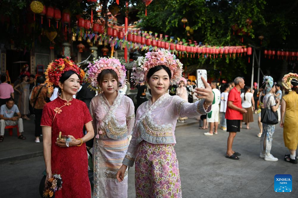 Xunpu flowery headwears drive tourism boom in Fujian's village