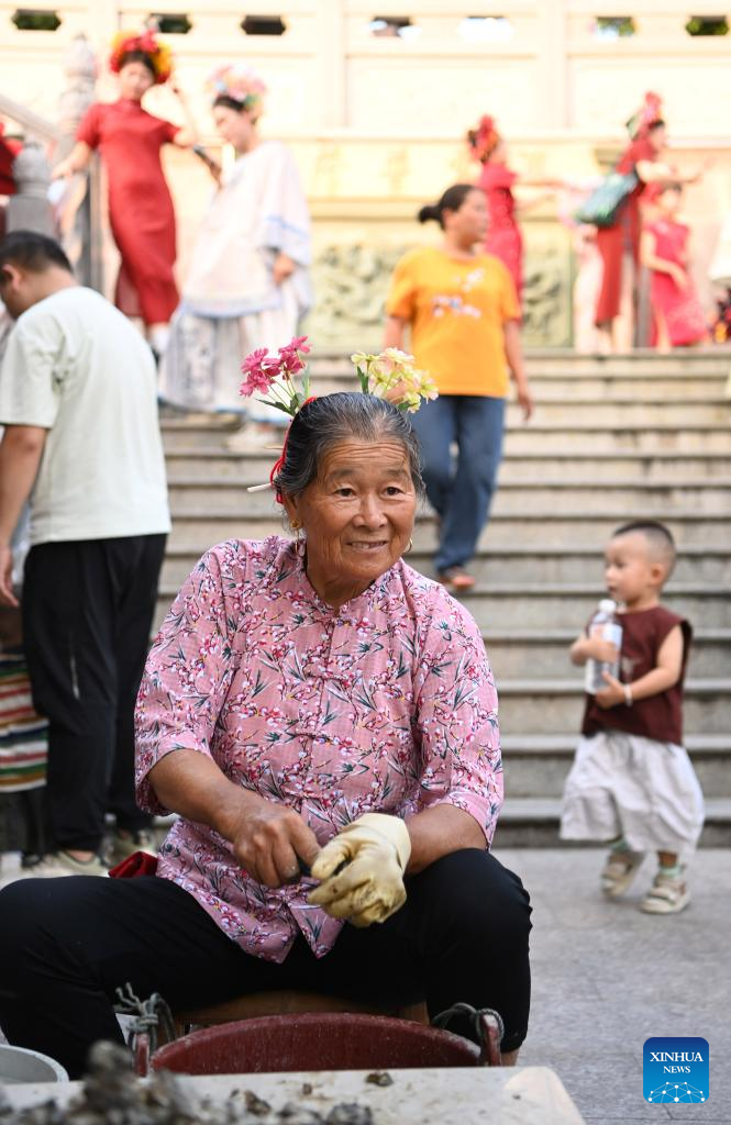 Xunpu flowery headwears drive tourism boom in Fujian's village