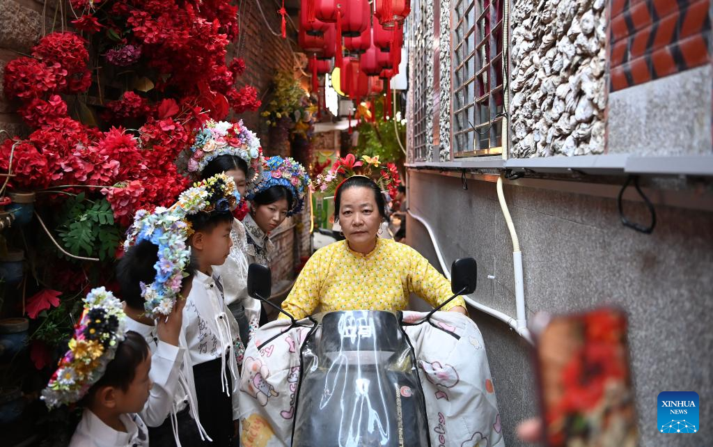 Xunpu flowery headwears drive tourism boom in Fujian's village