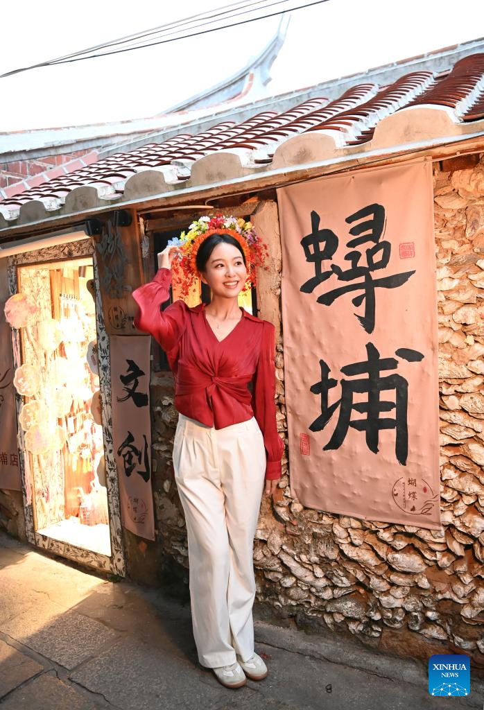 Xunpu flowery headwears drive tourism boom in Fujian's village