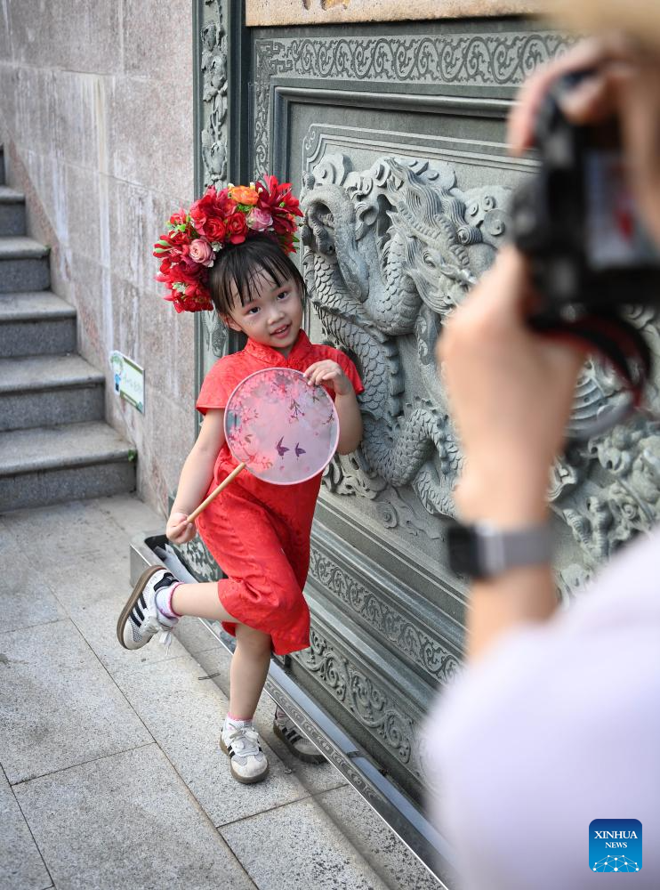 Xunpu flowery headwears drive tourism boom in Fujian's village